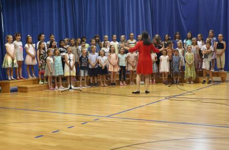 PRIREDITEV OB DNEVU DRŽAVNOSTI IN ZAKLJUČKU ŠOLSKEGA LETA 09 FOTO LJUBO VUKELIČ